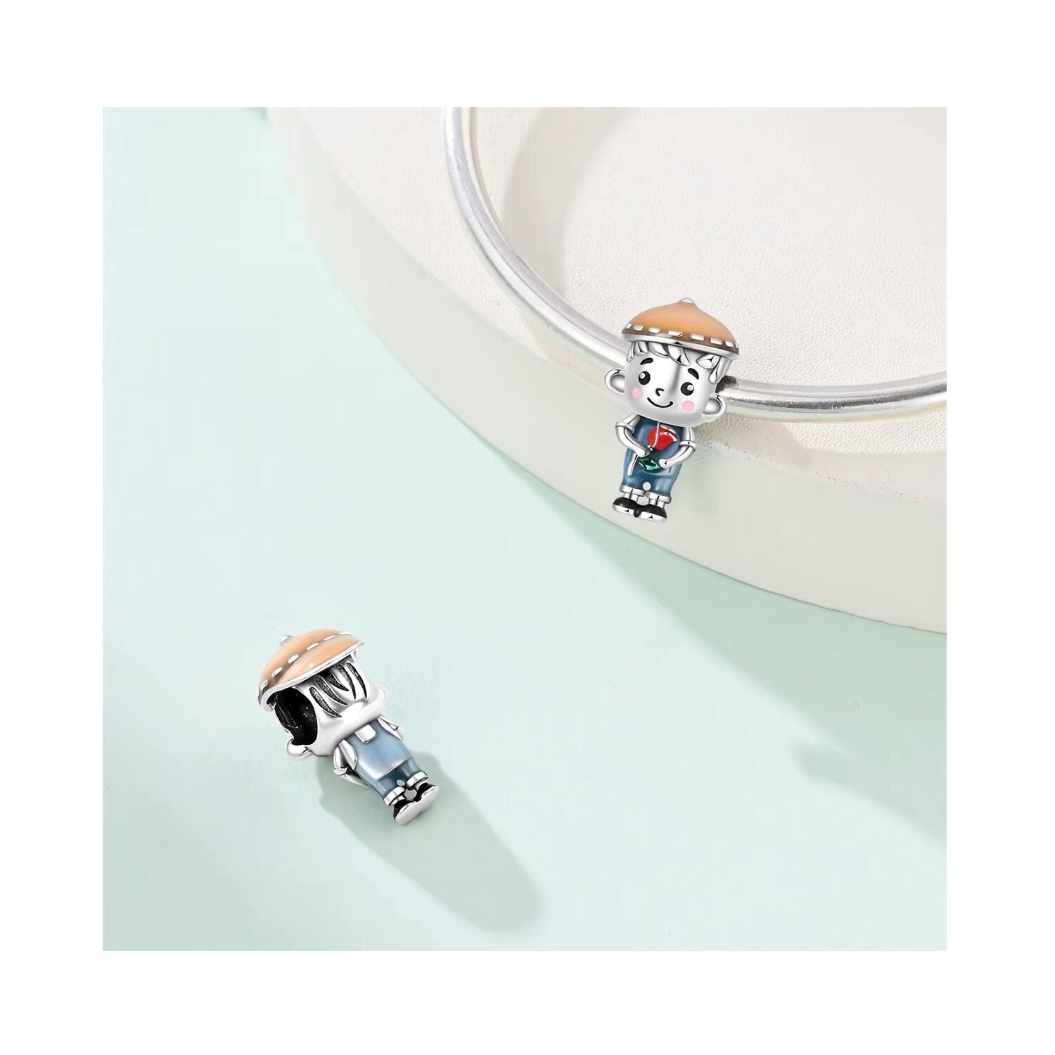Charm Niño Pequeño con Gorrito En Plata 925 - Imagen 2