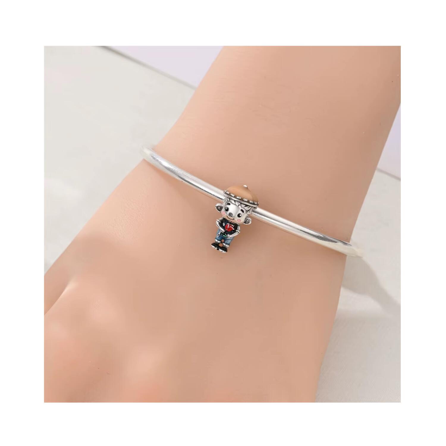 Charm Niño Pequeño con Gorrito En Plata 925 - Imagen 4